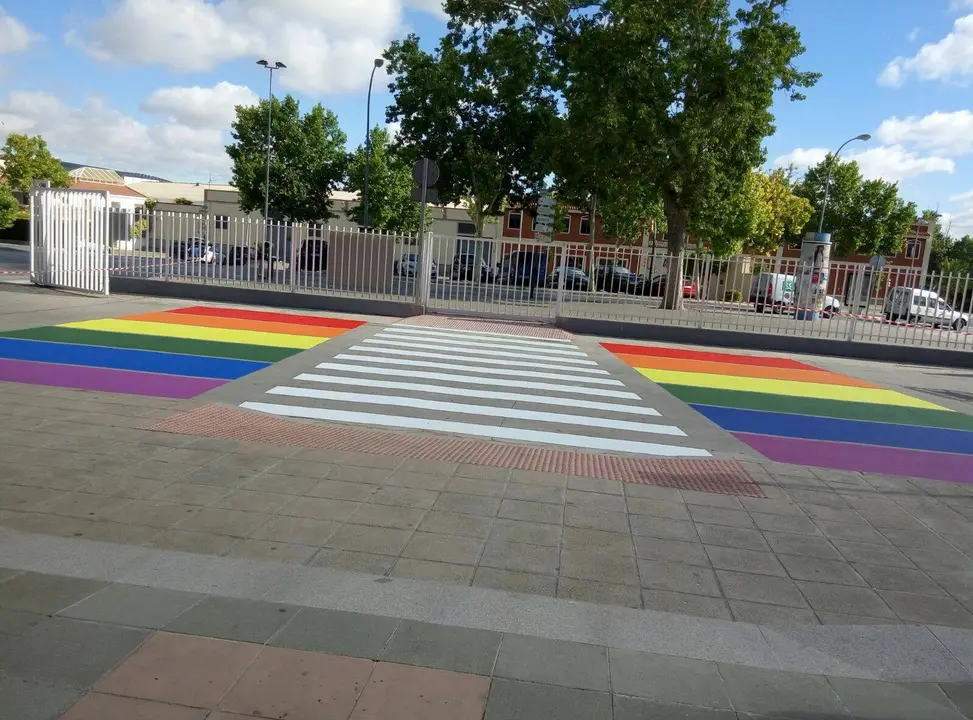 Paso de peatones arco iris, en el PDM de Lucena (FOTO: Ayuntamiento de Lucena)