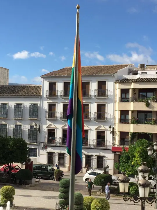 Bandera arco iris en la Plaza de la Constituci&oacute;n de Priego de C&oacute;rdoba (FOTO: Ayuntamiento de Priego)