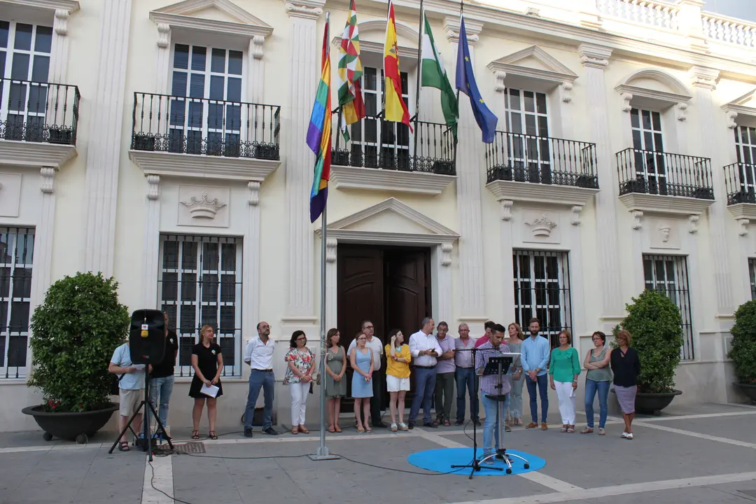 Izado de la bandera LGTBI en Cabra (FOTO: cedida)