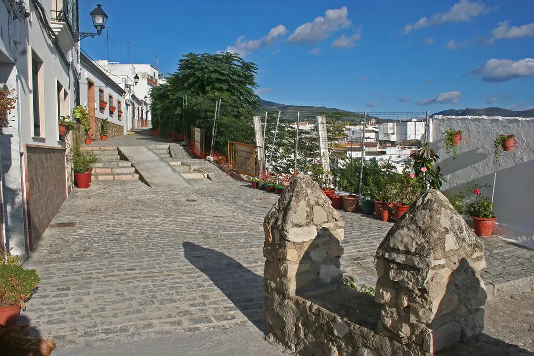 Calla Ana de la Rosa, por donde discurre parte de la Muralla de Cabra (FOTO: archivo)