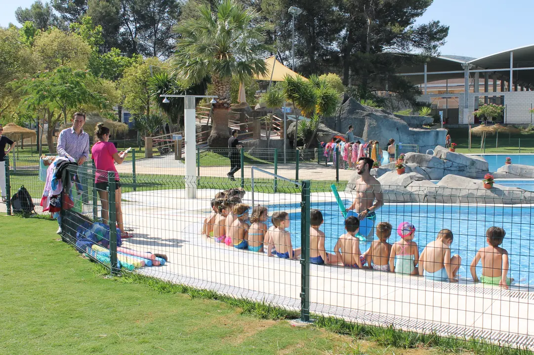 Visita a las instalaciones de la piscina municipal de Lucena (FOTO: cedida)