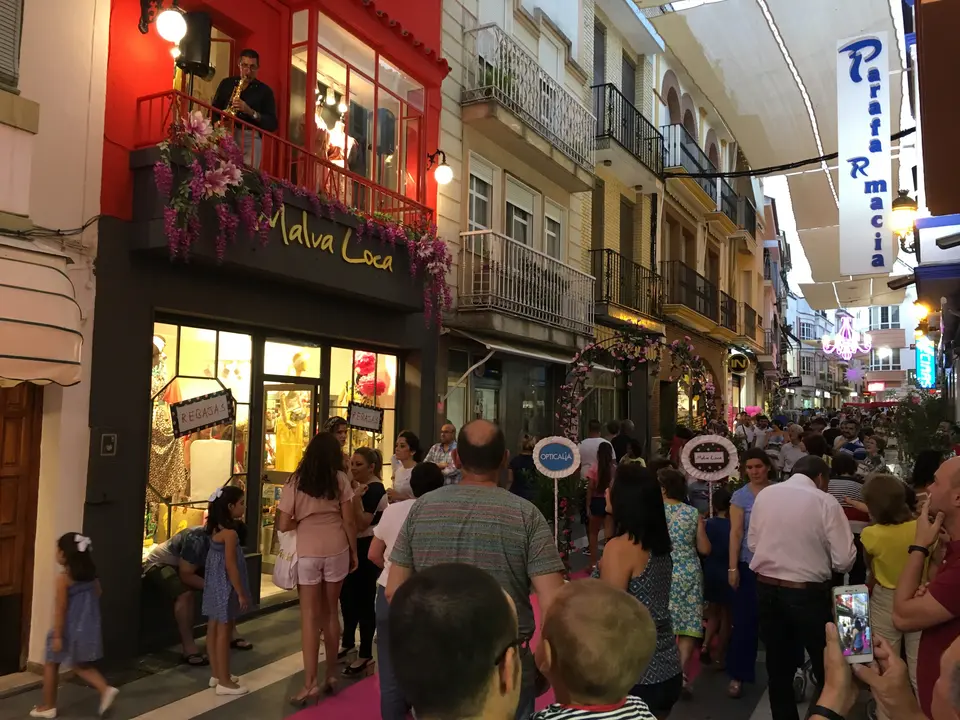 Ambiente en la calle Redondo Marqu&eacute;s, en Noche y Compras 2018 (FOTO: cedida)