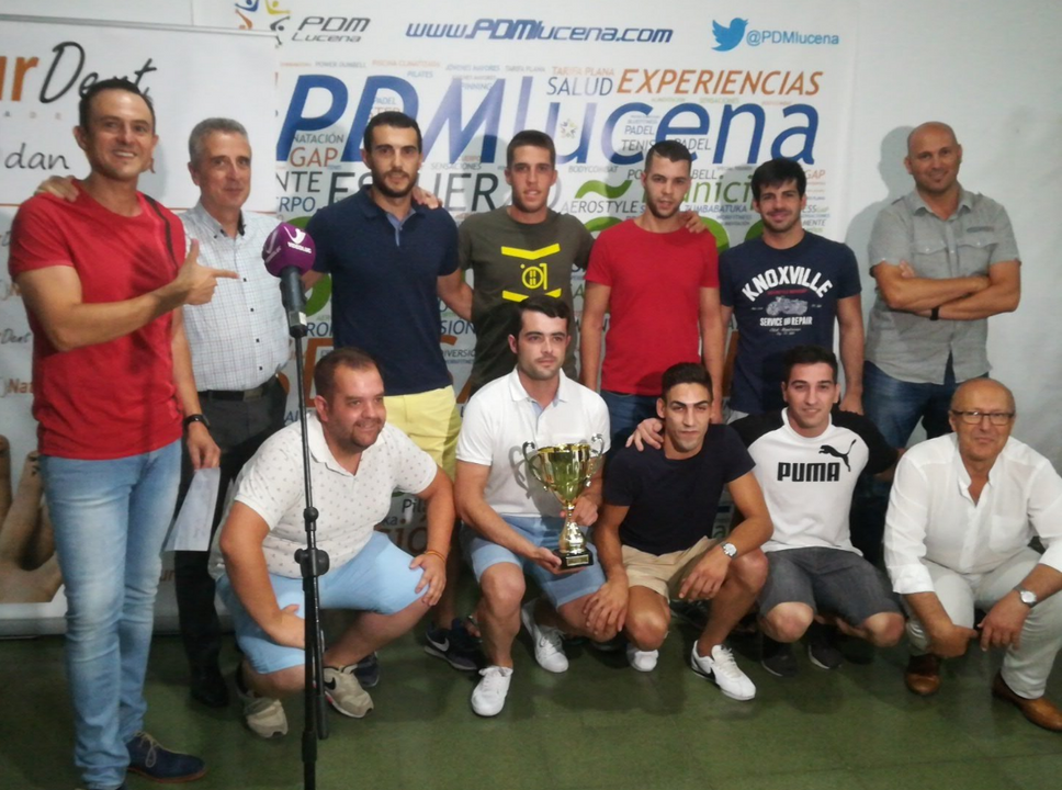 Premiados de la Liga Naturdent, ayer en el Pabell&oacute;n de Lucena (FOTO: cedida)