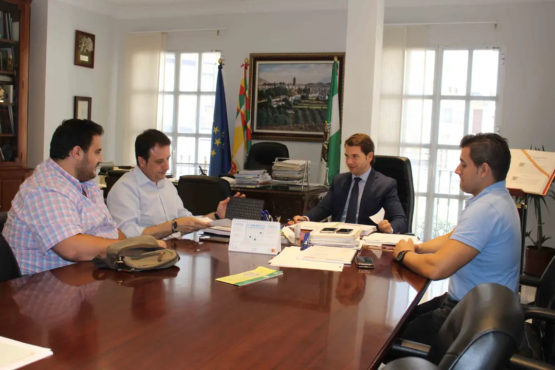 Primer encuentro entre el Ayuntamiento y la nueva directiva de AECA, esta ma&ntilde;ana (FOTO: cedida)