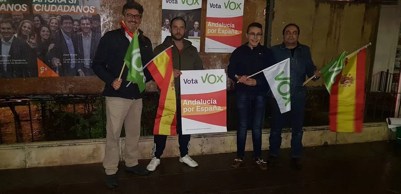 Miembros de VOX pegan carteles en Priego (FOTO: cedida)