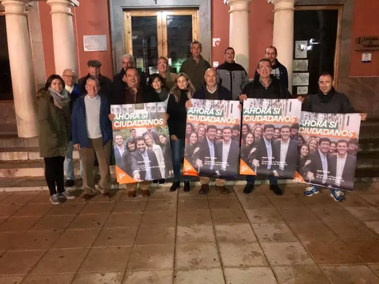 Militantes de Ciudadanos junto a Encarnaci&oacute;n Valdivia, en Priego (FOTO: cedida)