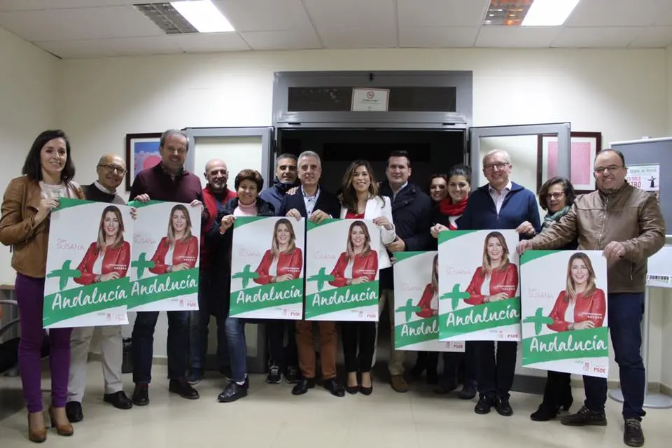 Teresa Alonso, candidata del PSOE, junto a sus compa&ntilde;eros socialistas de Lucena (FOTO: cedida)