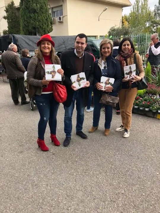 Sandra Berm&uacute;dez, candidata socialista, en una acci&oacute;n electoral en Priego (FOTO: cedida)