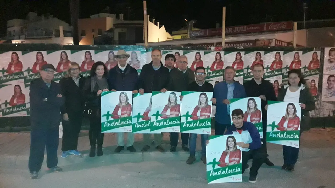 Los socialistas egabrenses, durante la pegada de Carteles (FOTO: cedida)