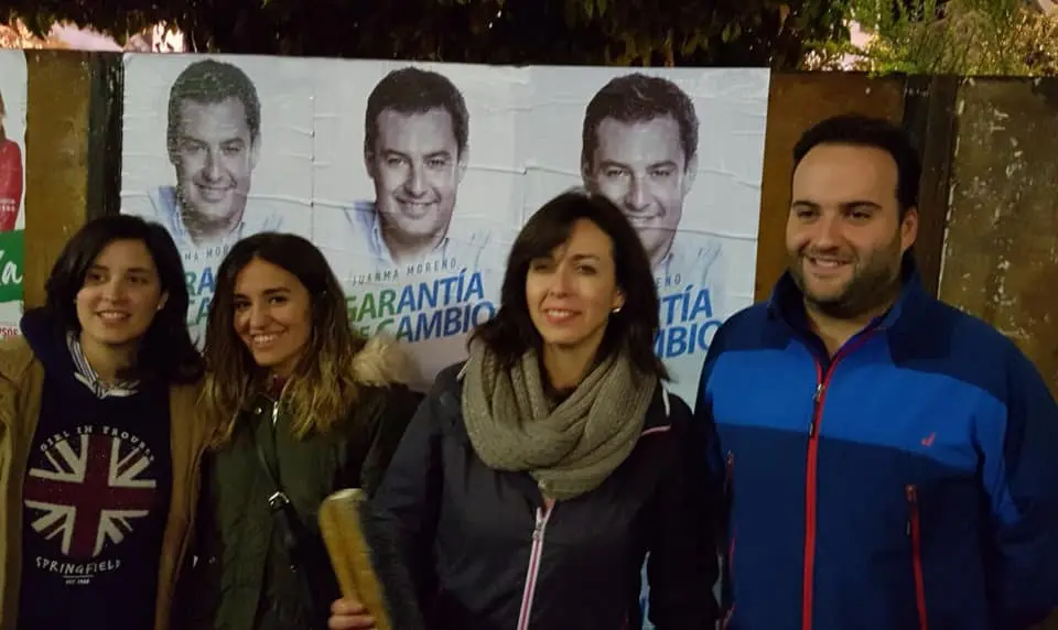 En Priego, Mar&iacute;a Luisa Ceballos junto a sus compa&ntilde;eros del PP en la pegada de carteles [FOTO: cedida]