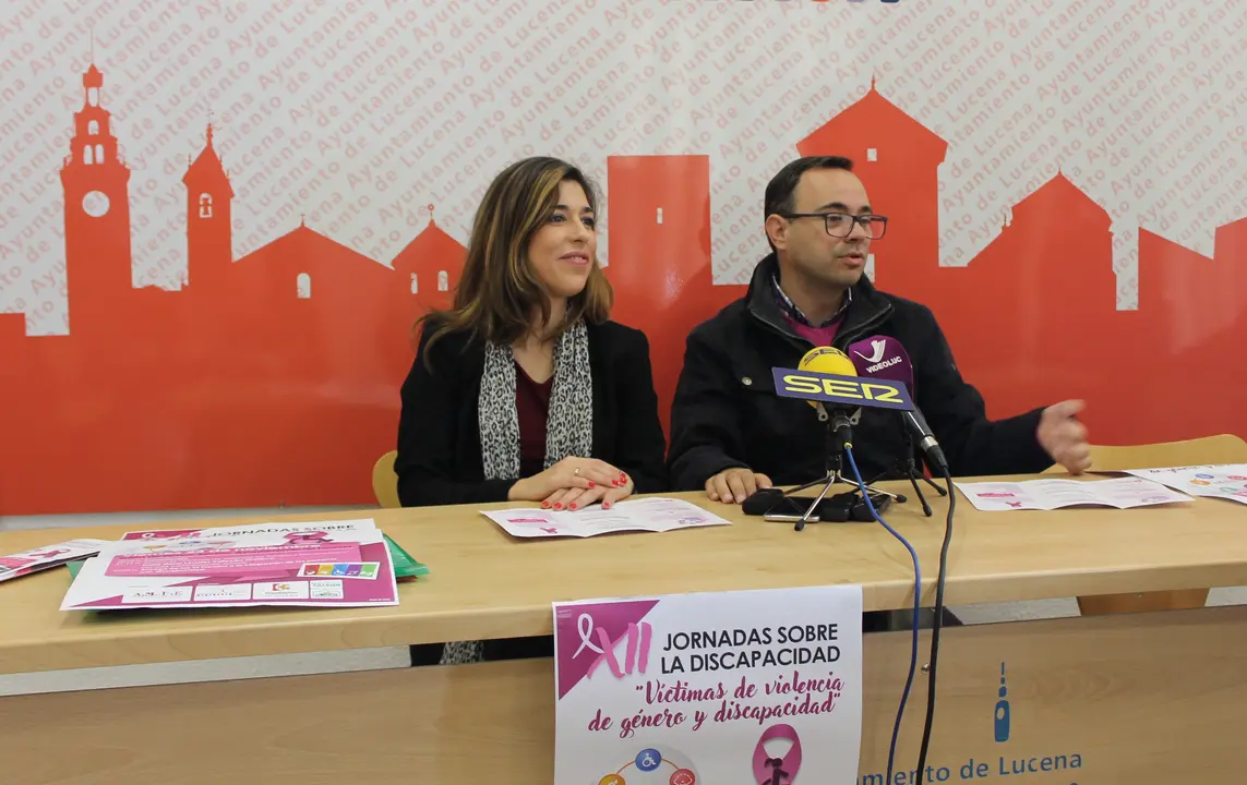 Teresa Alonso y Juan de Dios Vallecillo, esta ma&ntilde;ana en el Ayuntamiento de Lucena (FOTO: cedida)