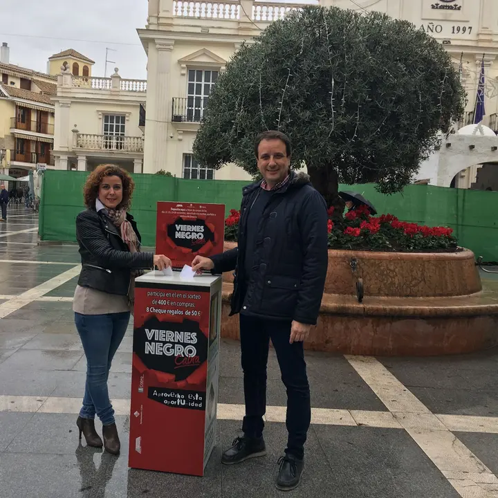 La concejal de Comercio, Cristina Jim&eacute;nez, y el presidente de AECA, Juan Antonio Cerrillo, presentan la campa&ntilde;a del Viernes Negro (FOTO: cedida)
