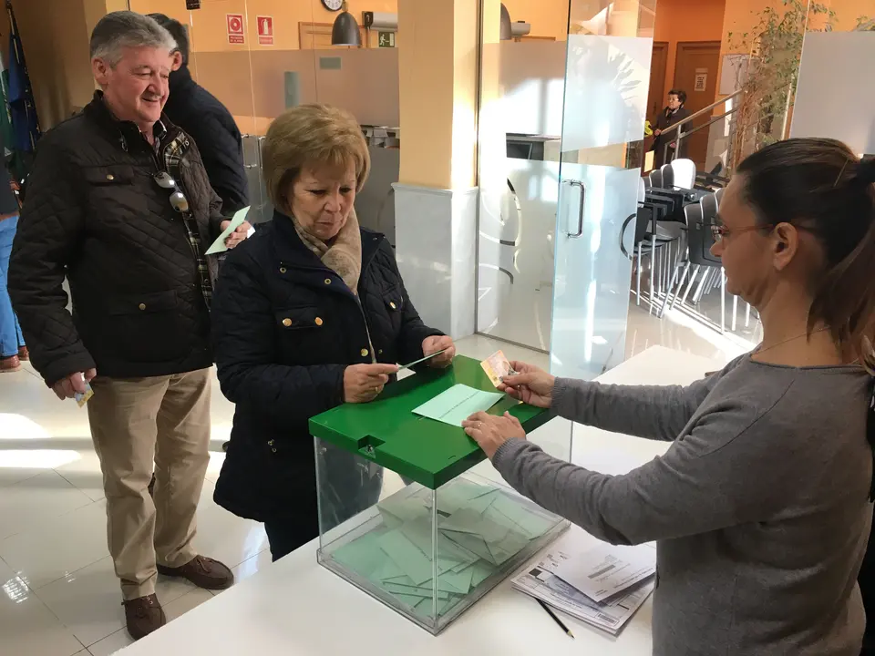 Electores ejerciendo su derecho en Cabra (FOTO: cedida)