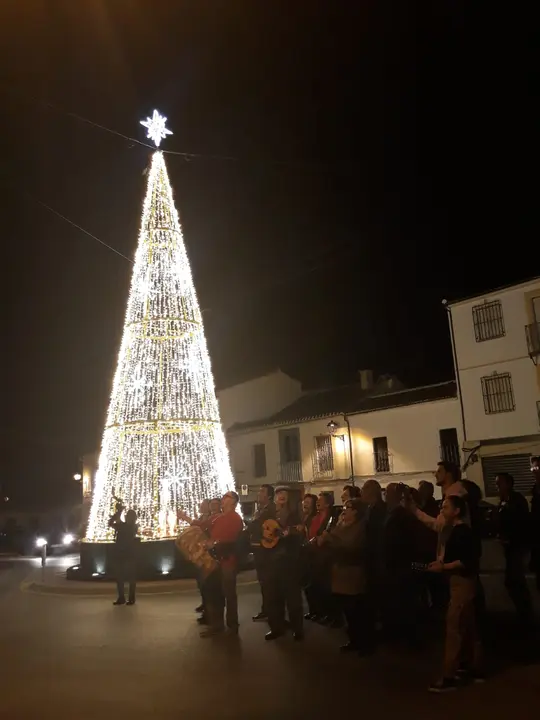 Izn&aacute;jar tambi&eacute;n encendi&oacute; su alumbrado con novedades en la remozada Plaza de la Venta (FOTO: cedida)