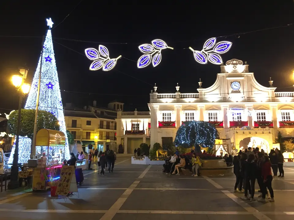 Plaza de Espa&ntilde;a de Cabra, iluminada con motivo de la Navidad (FOTO: cedida)