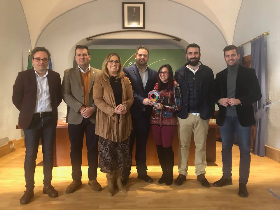 Entrega del premio C&oacute;rdoba Joven a la asociaci&oacute;n Amigos de Europa (FOTO: cedida)