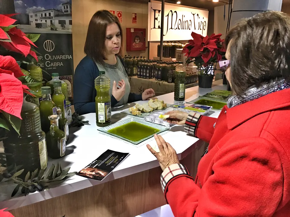 Los visitantes probaron el primer aceite de la campa&ntilde;a en los stands de la muestra (FOTO: cedida)