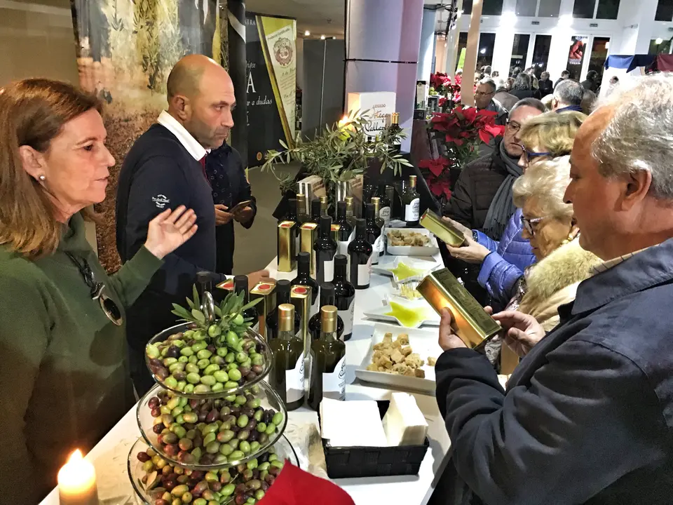 Los visitantes prueban el aceite Legado Pallar&eacute;s (FOTO: cedida)