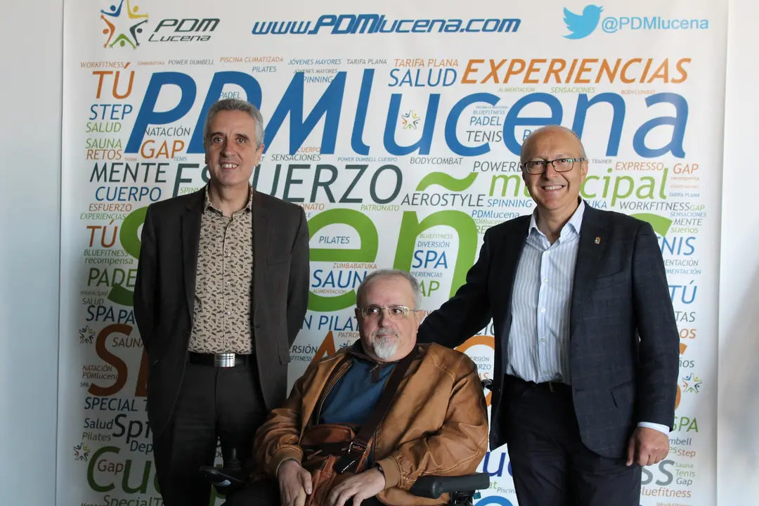 P&eacute;rez, Romero y G&ograve;mez comprueban el estado de los nuevos vestuarios del Pabell&oacute;n Municipal de Lucena (FOTO: cedida)