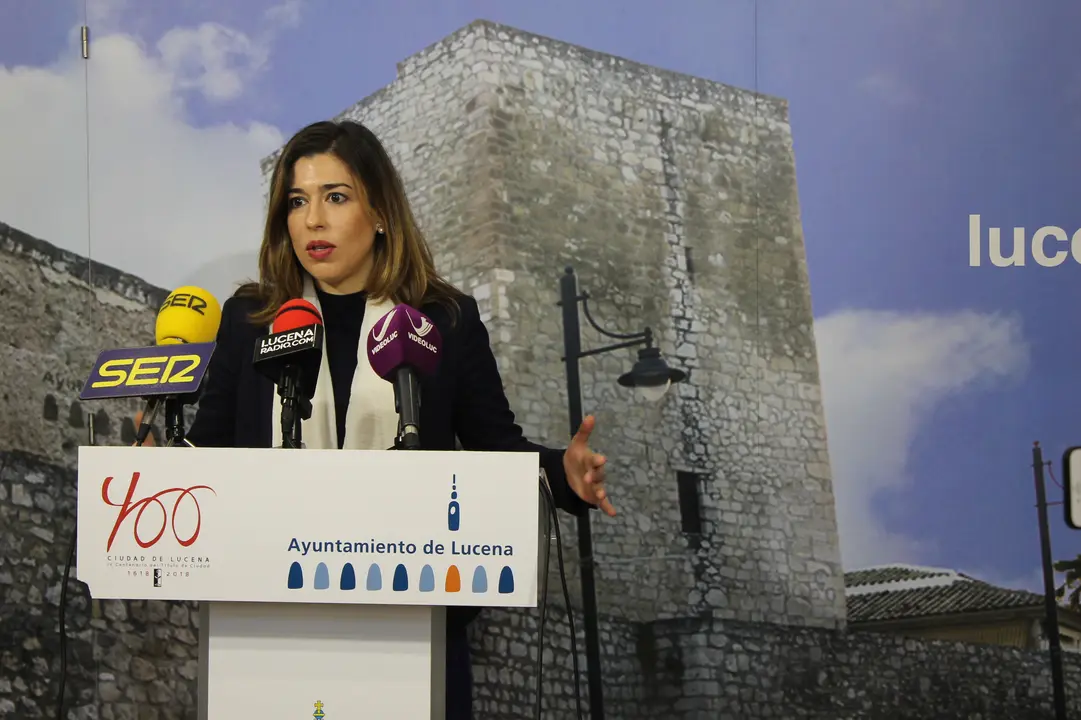 Teresa Alonso atendiendo a los medios en el Ayuntamiento de Lucena (FOTO: archivo)