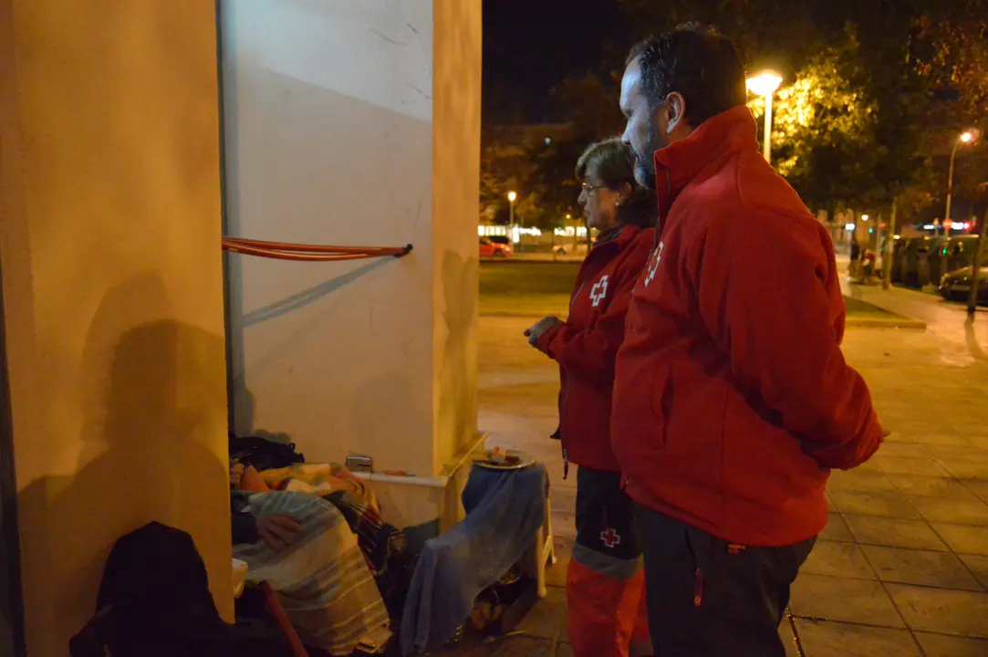 Voluntarios de Cruz Roja durante las acciones de atenci&oacute;n a personas sin hogar (FOTO: cedida)