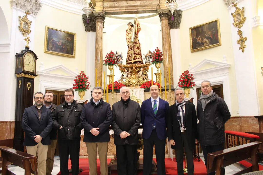 Monse&ntilde;or Bravi en su visita a la Capilla de Jes&uacute;s Nazareno, en Lucena (FOTO: cedida)