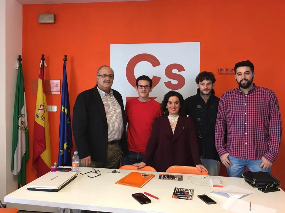 Barranco, junto a miembros de la agrupaci&oacute;n local de Ciudadanos en Cabra (FOTO: cedida)