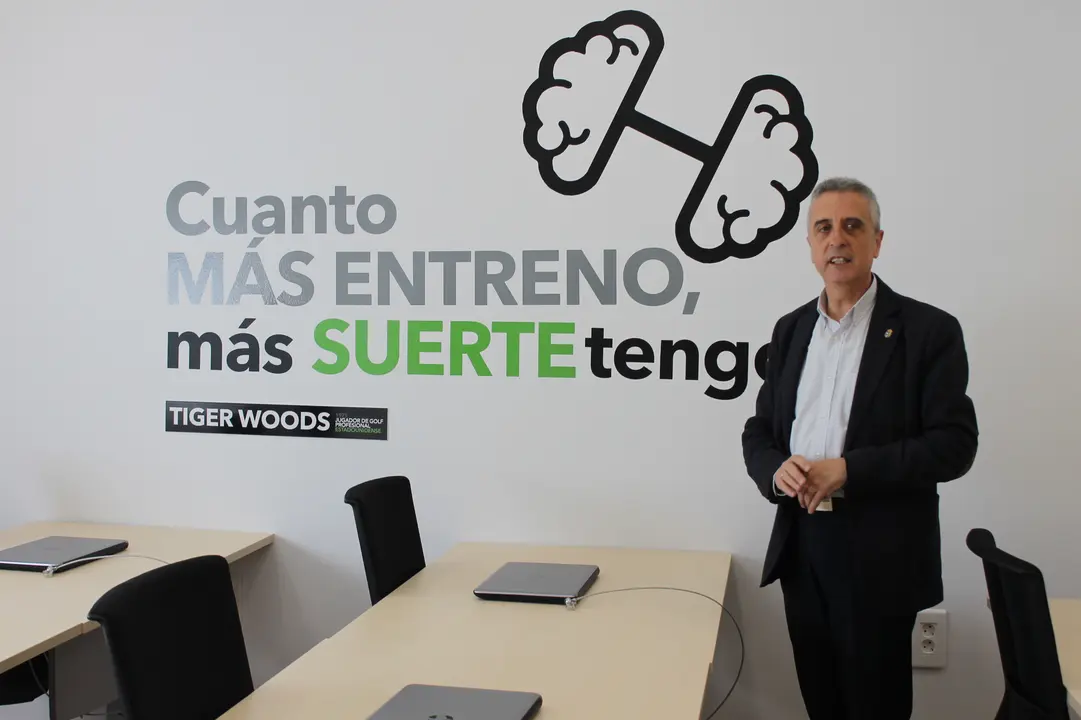 Juan P&eacute;rez, en la sala de formaci&oacute;n (FOTO: cedida)