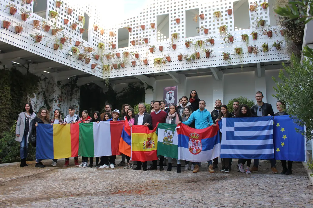 Juan P&eacute;rez y Francisco Adame saludan a los j&oacute;venes europeos (FOTO: cedida)