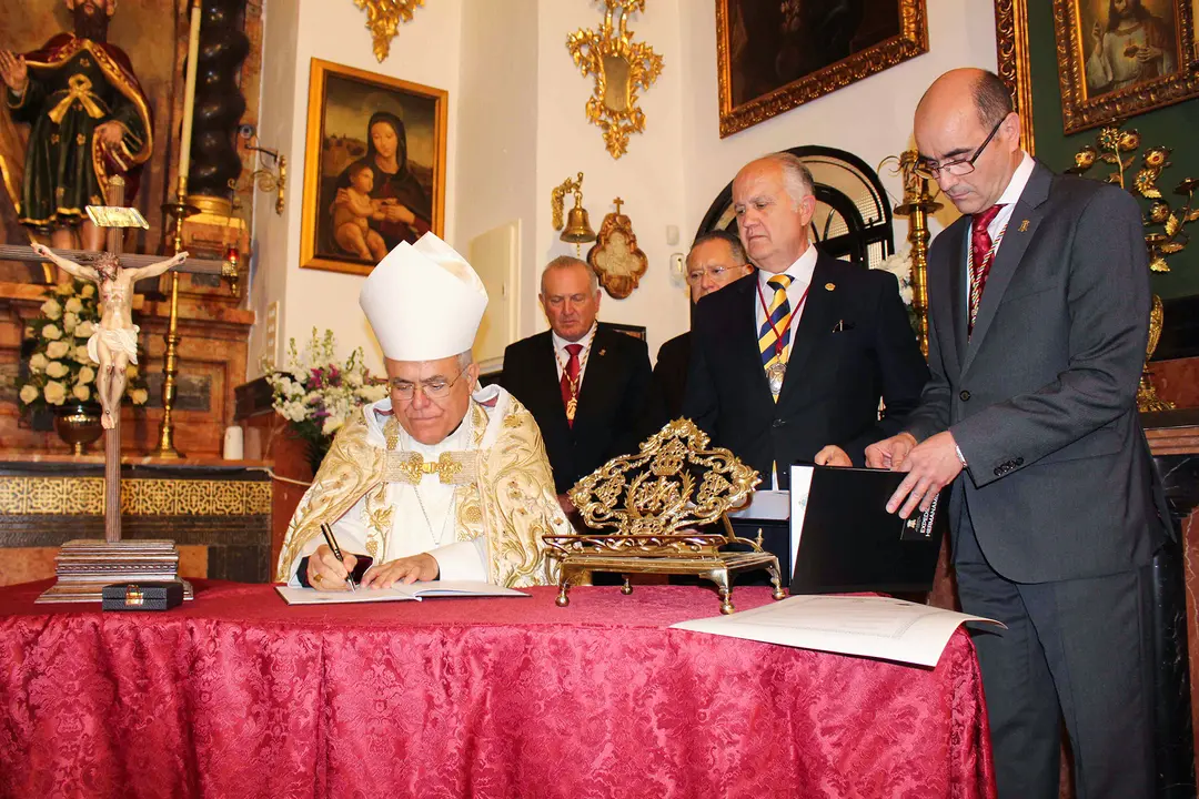 El obispo de C&oacute;rdoba, Demetrio Fern&aacute;ndez, firma el documento de hermanamiento en el Santuario de la Virgen de la Sierra, en Cabra (FOTO: Pepe Moreno)