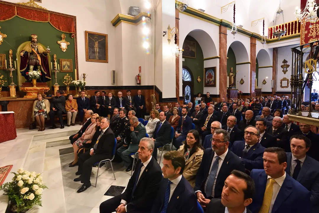 Los alcalde de Lucena y Cabra, junto a las autoridades cofradieras, civiles y religiosas que participaron en el acto (FOTO: Mateo Olaya)