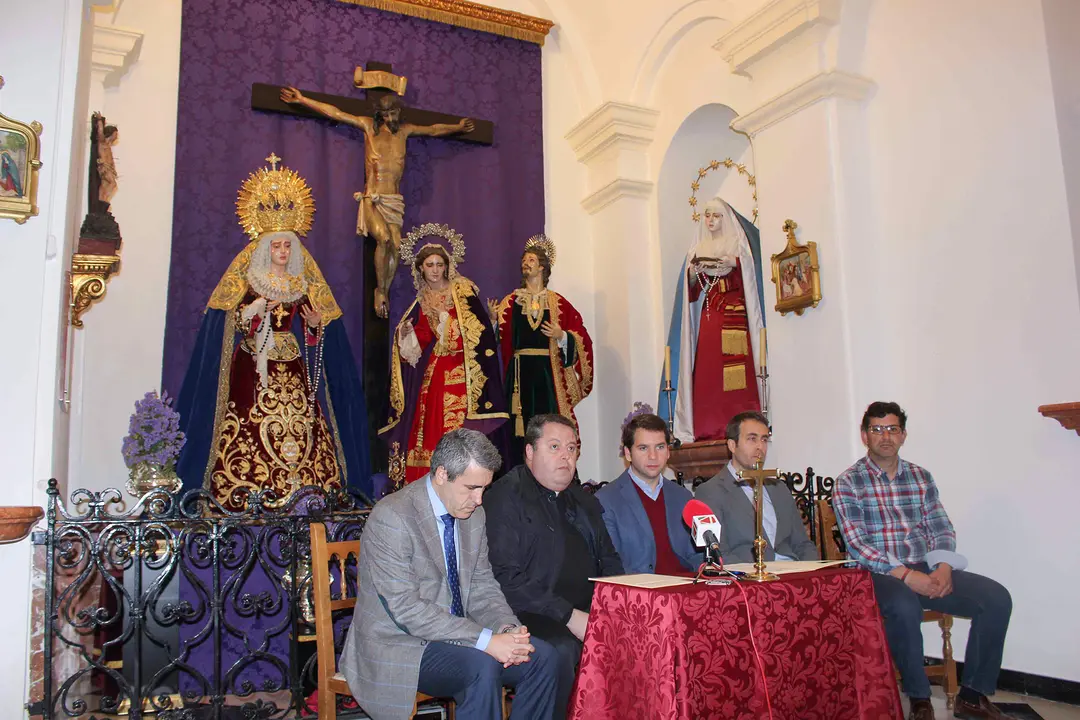 Firma del convenio ante los titulares de la Hermandad del Calvario, en la Parroquia de los Remedios (FOTO: cedida)