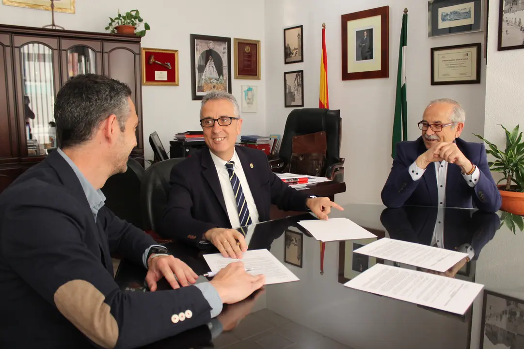 Juan P&eacute;rez y Rodrigo Aranda firman el convenio suscrito entre Ayto. y Loserco (FOTO: cedida)