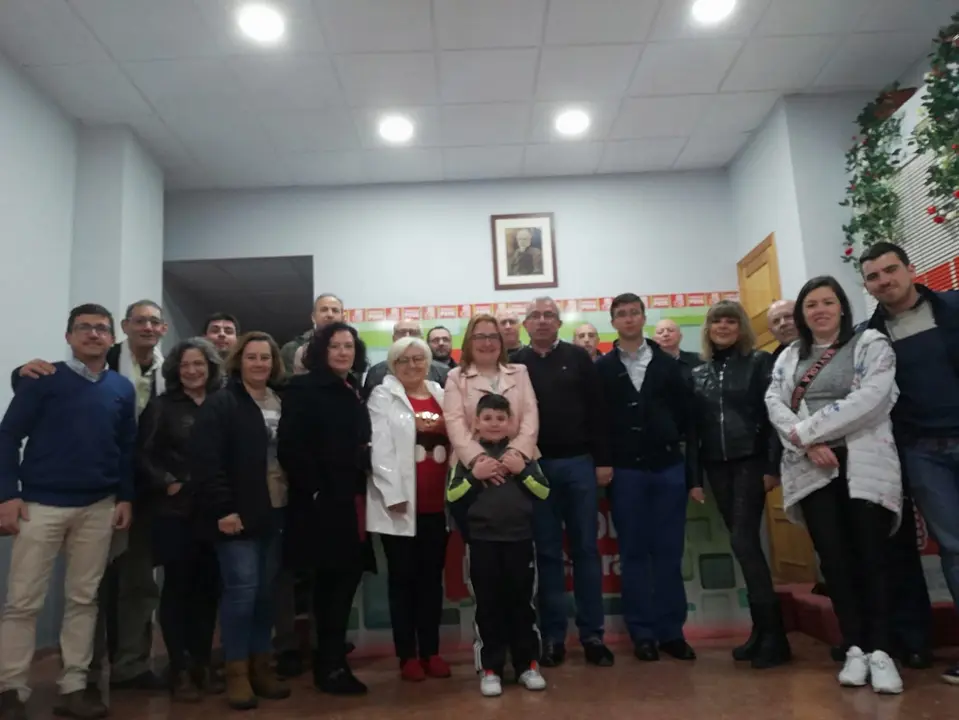 Algunos miembros asistentes a la asamblea extraordinaria del PSOE de Cabra, celebrada ayer en su sede [FOTO: cedida]