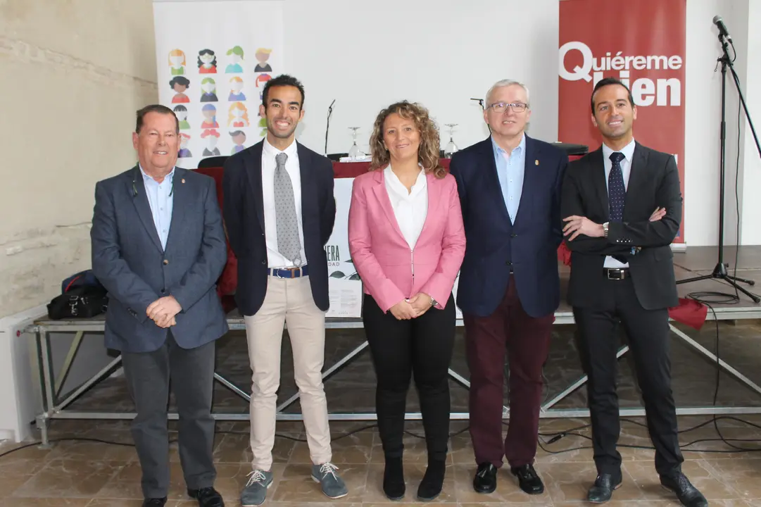 Autoridades y ponentes antes de la celebraci&oacute;n de las jornadas (FOTO: cedida)