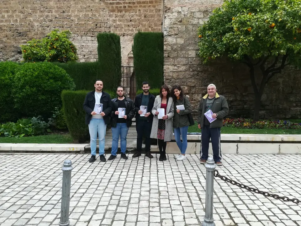 Martina Velarde, candidata de Podemos, junto a miembros de su formaci&oacute;n en Priego [FOTO: cedida]