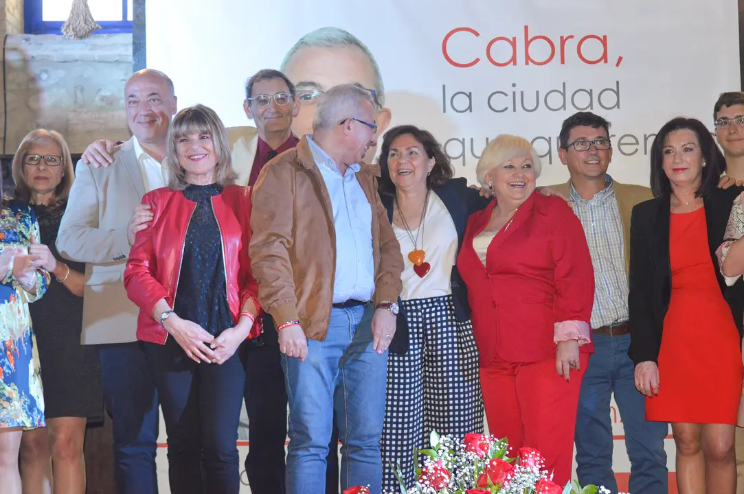Carmen Calvo, junto a Caballero, durante la presentaci&oacute;n de la candidatura del PSOE a la Alcald&iacute;a de Cabra (FOTO: cedida)