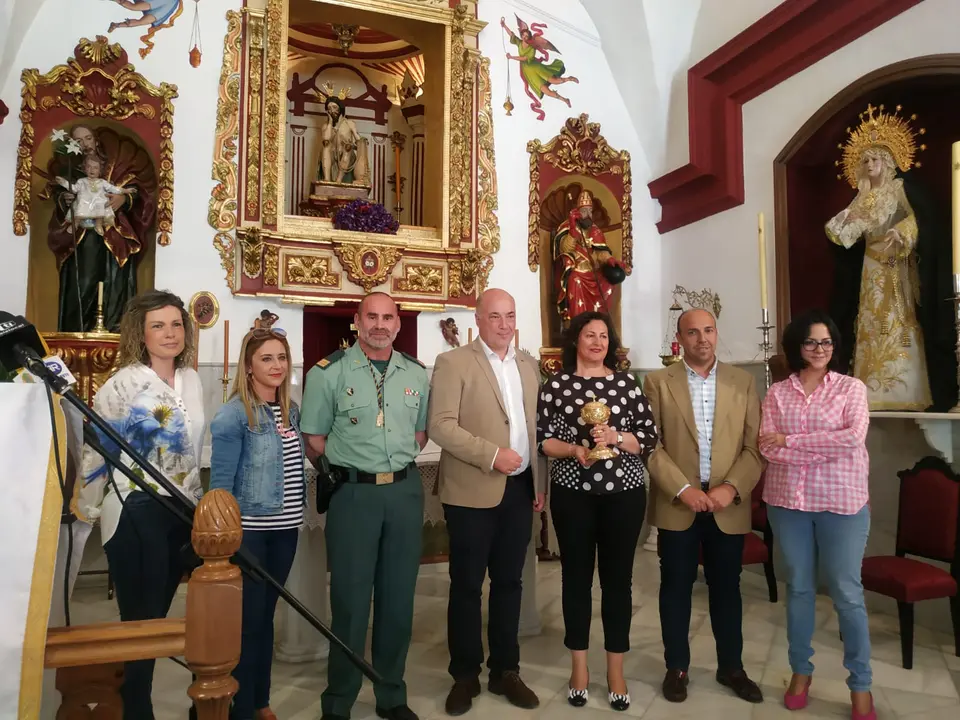 Momento de la entrega del cop&oacute;n, en la ermita de San Pedro de Rute (FOTO: cedida)