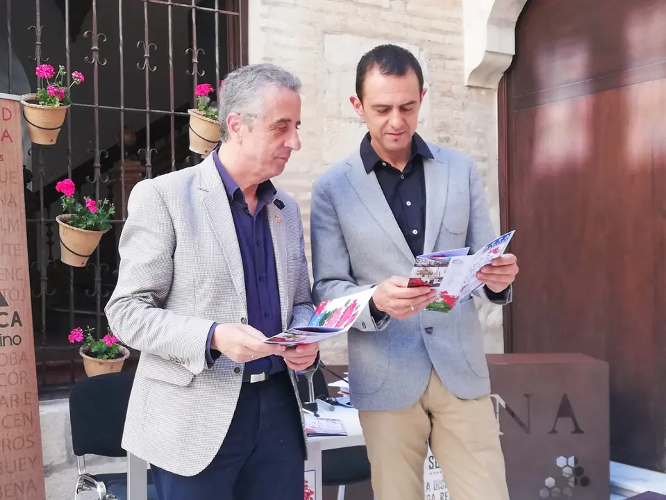 P&eacute;rez y Lara revisan varios de los 2.000 folletos editados para esta ruta (FOTO: cedida)