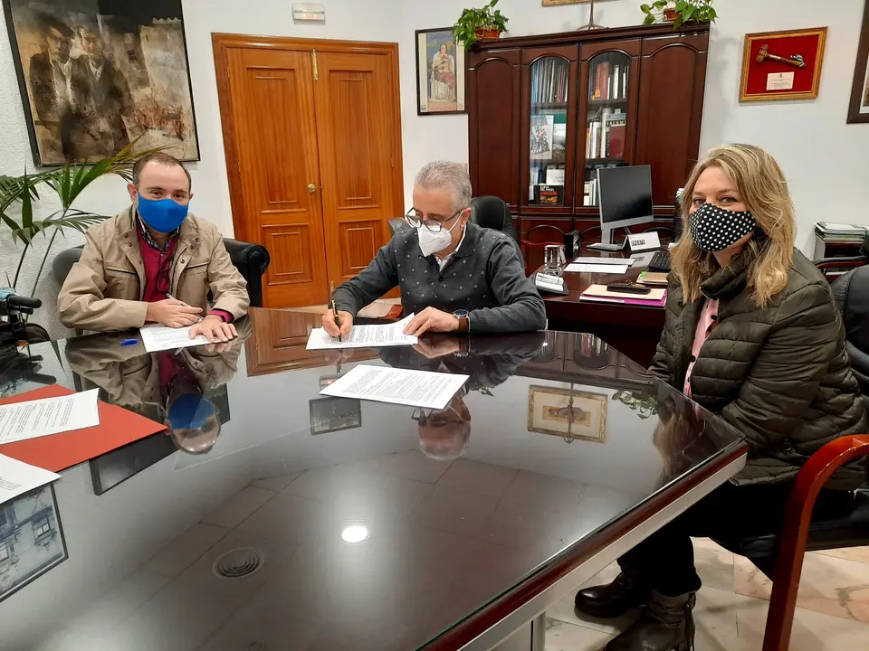 Juan Pérez y Juan de Dios Vallecillo firman el convenio ante la edil de Servicios Sociales, Carmen Gallardo (FOTO: cedida)