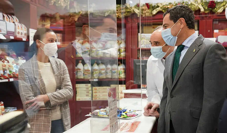 Juan Manuel Moreno, durante su visita a La Flor de Rute (FOTO: Junta de Andaluc&iacute;a)