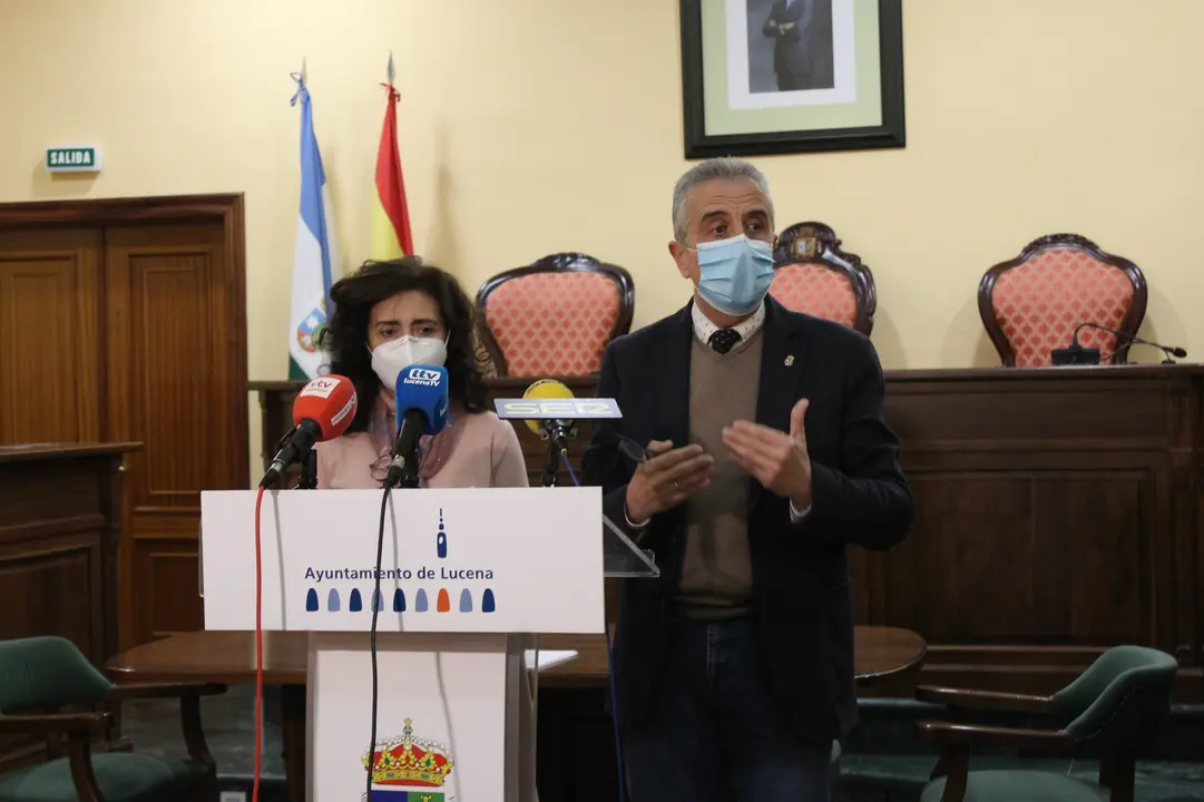 Juan Pérez y Carmen Burgos presentan las cuentas municipales de Lucena en 2021 (FOTO: cedida)