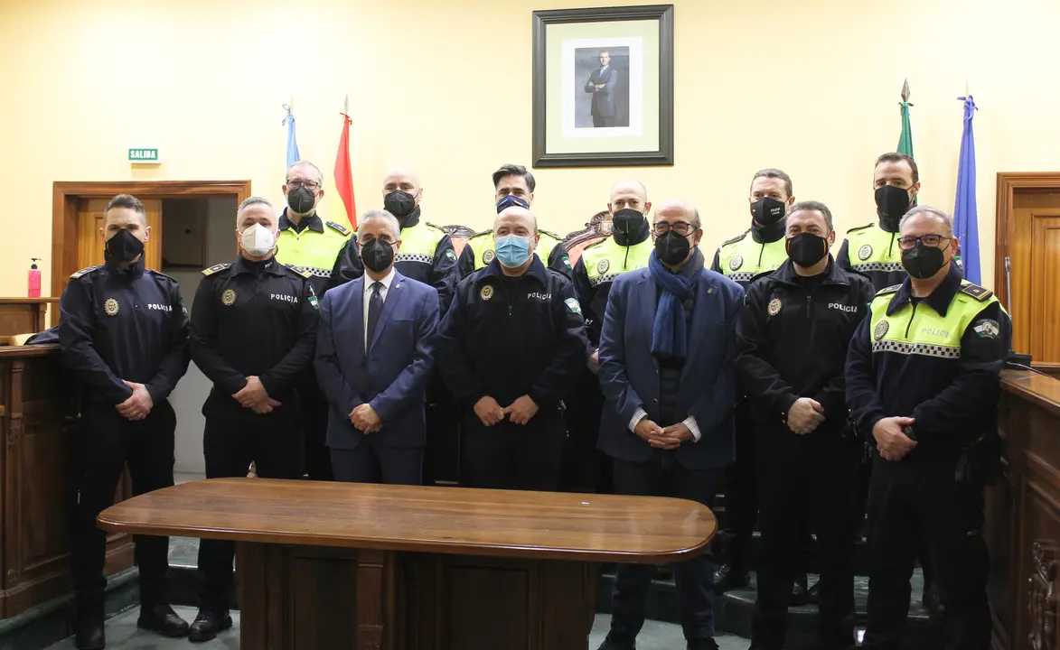 Rafael Blancar, junto al alcalde de Lucena, delegado de Seguridad Ciudadana y parte de sus compañeros (FOTO: cedida)