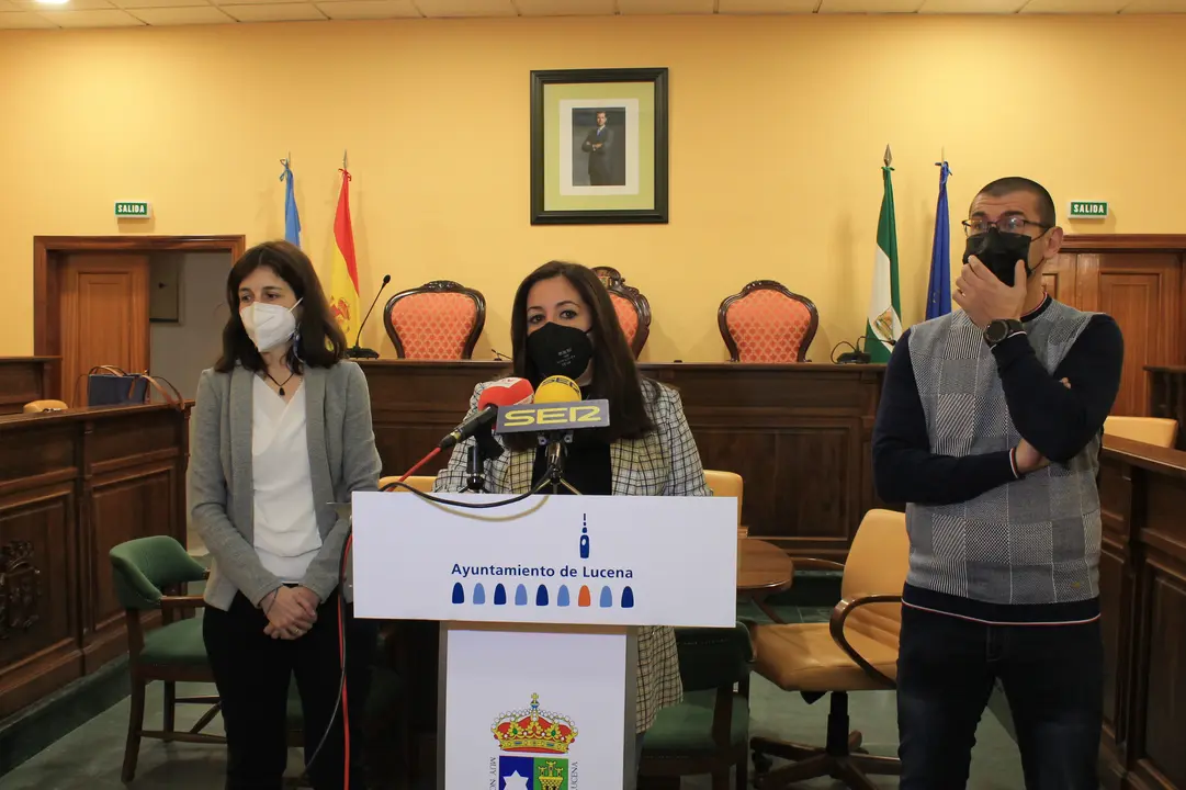 Lourdes Parra junto a los orientadores, en la presentación del Salón de Estudiante de Lucena (FOTO: cedida)