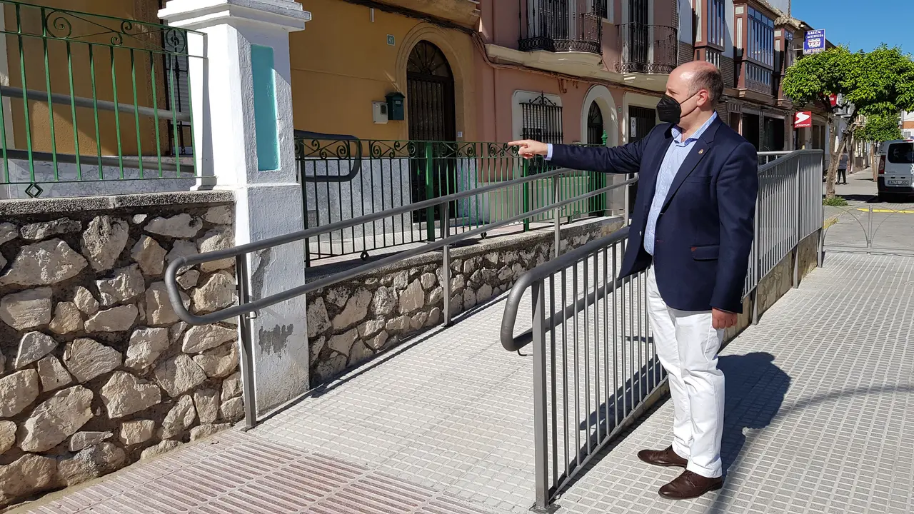 El concejal de Urbanismo, C&eacute;sar del Espino, visita las obras de accesibilidad en la calle Coraz&oacute;n de Jes&uacute;s, en Lucena (FOTO: cedida)