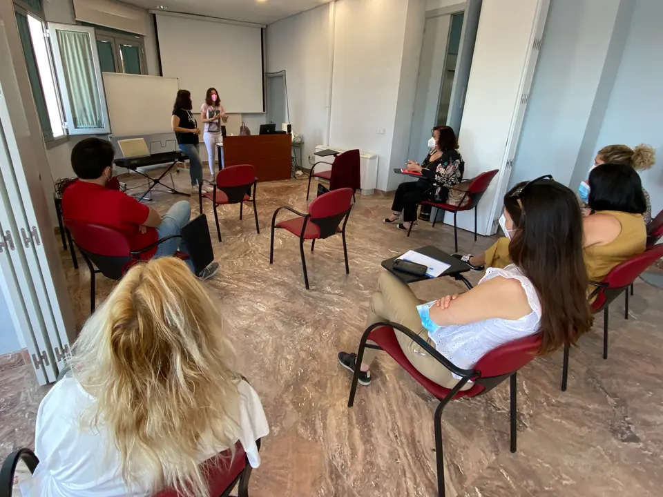 Taller sobre violencia de g&eacute;nero en contexto COVID, impartido por profesionales del AGS Sur de C&oacute;rdoba (FOTO: cedida)