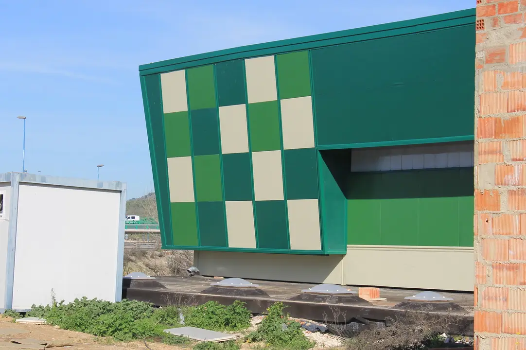 Aspecto exterior del pabellón Oeste 1, en Lucena (FOTO: cedida)