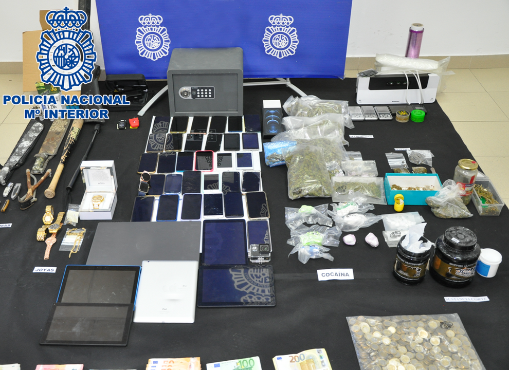 Material intervenido en la operaci&oacute;n contra el tr&aacute;fico de drogas en Cabra (FOTO: Polic&iacute;a Nacional)
