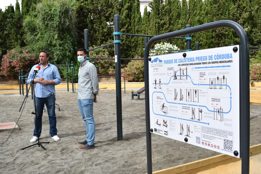 Ib&aacute;&ntilde;ez y S&aacute;nchez presentan el nuevo Parque de Calistenia de Priego de C&oacute;rdoba (FOTO: cedida)