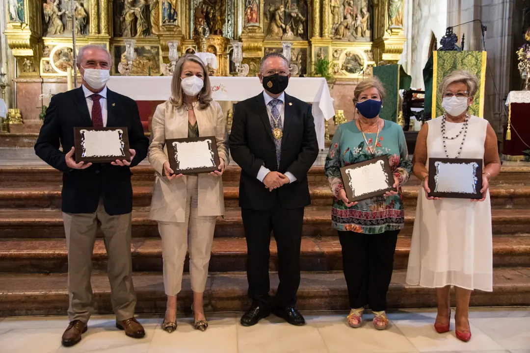 La Archicofrad&iacute;a de Mar&iacute;a Sant&iacute;sima de Araceli entrega sus placas de honor a los sanitarios y residencias por su labor durante la pandemia (FOTO: cedida)